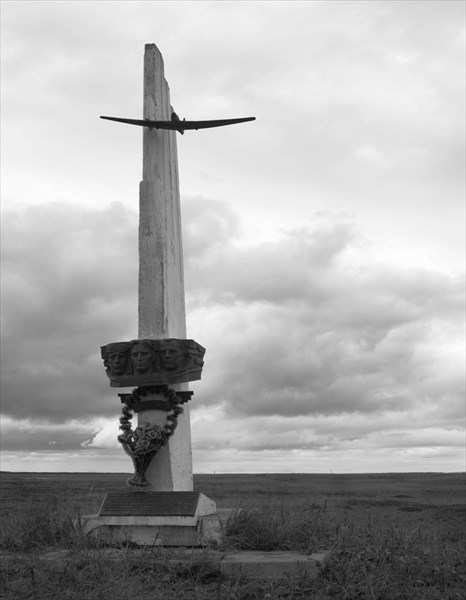 Монумент на месте посадки экипажа Чкалова